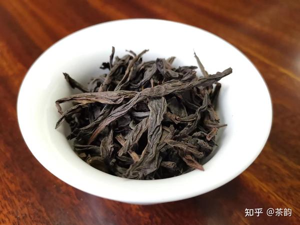 茶葉介紹武夷水仙,又稱閩北水仙,是以閩北烏龍茶採製技術製成的條形