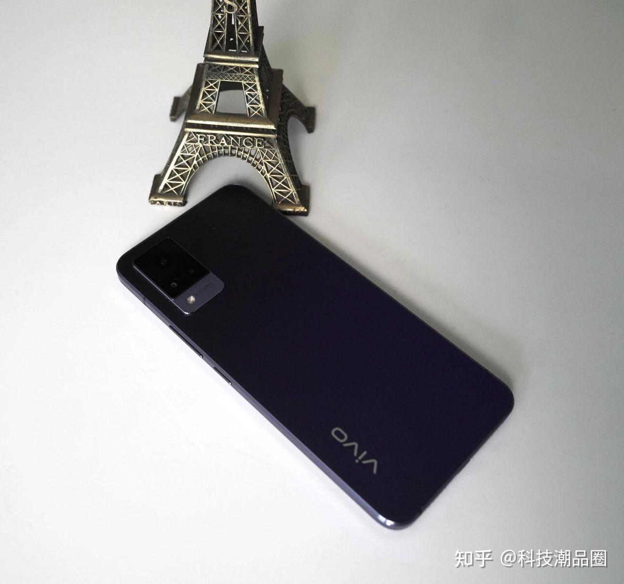 前置共配备了两颗摄像头,包括4400万像素af极速对焦主摄,以及105°超