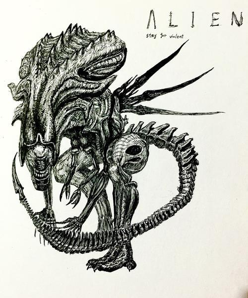 异形女王有着巨大的以骨板构成的头冠,比普通异形大两到三倍的体型