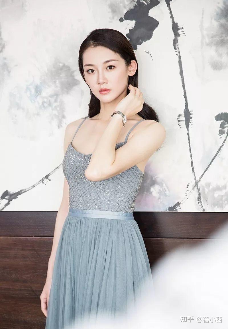 郑恺老婆苗苗的气质真天然,穿t恤配印花裤就出门,根本无需美颜