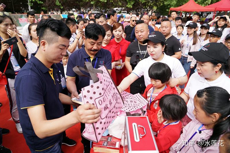 豫西大峡谷全国双胞胎漂流节 百对双胞胎游客眼花缭乱分不清
