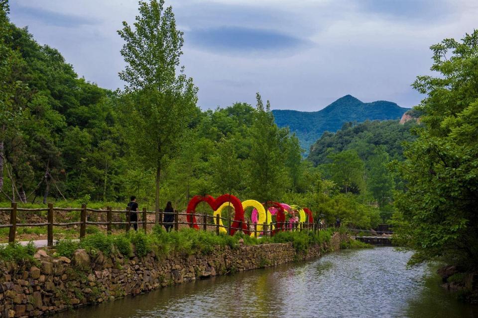 九峰山景區屬伏牛山系的外方山餘脈,山體地質構造複雜,主峰大寨海拔