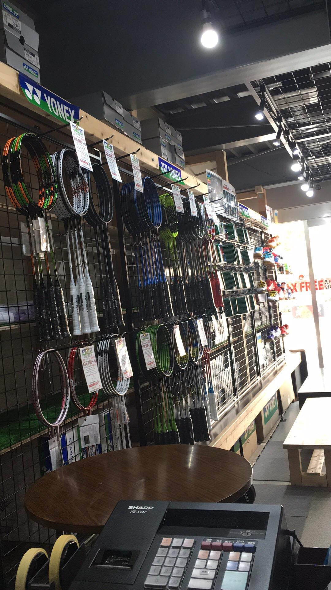 日本大阪哪里可以买到尤尼克斯的羽毛球拍?