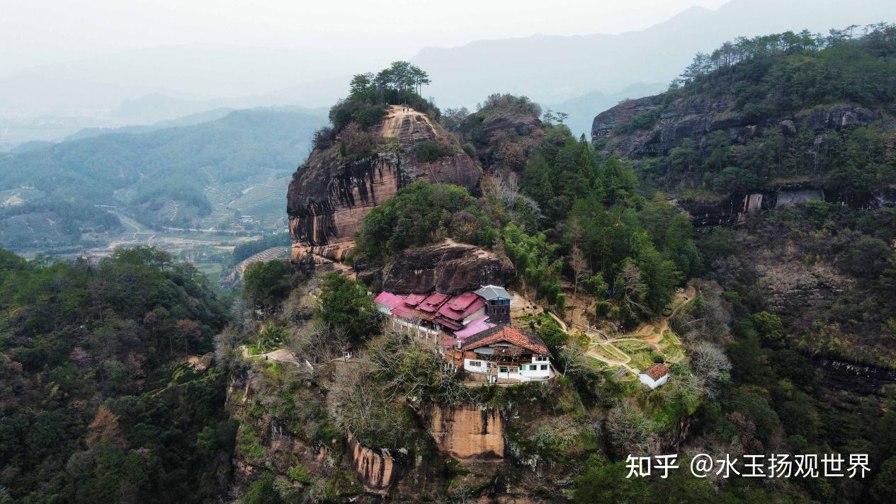 武夷山白云禅寺,它沿伴山绝壁而建,山顶御仙台可饱览九曲溪风光