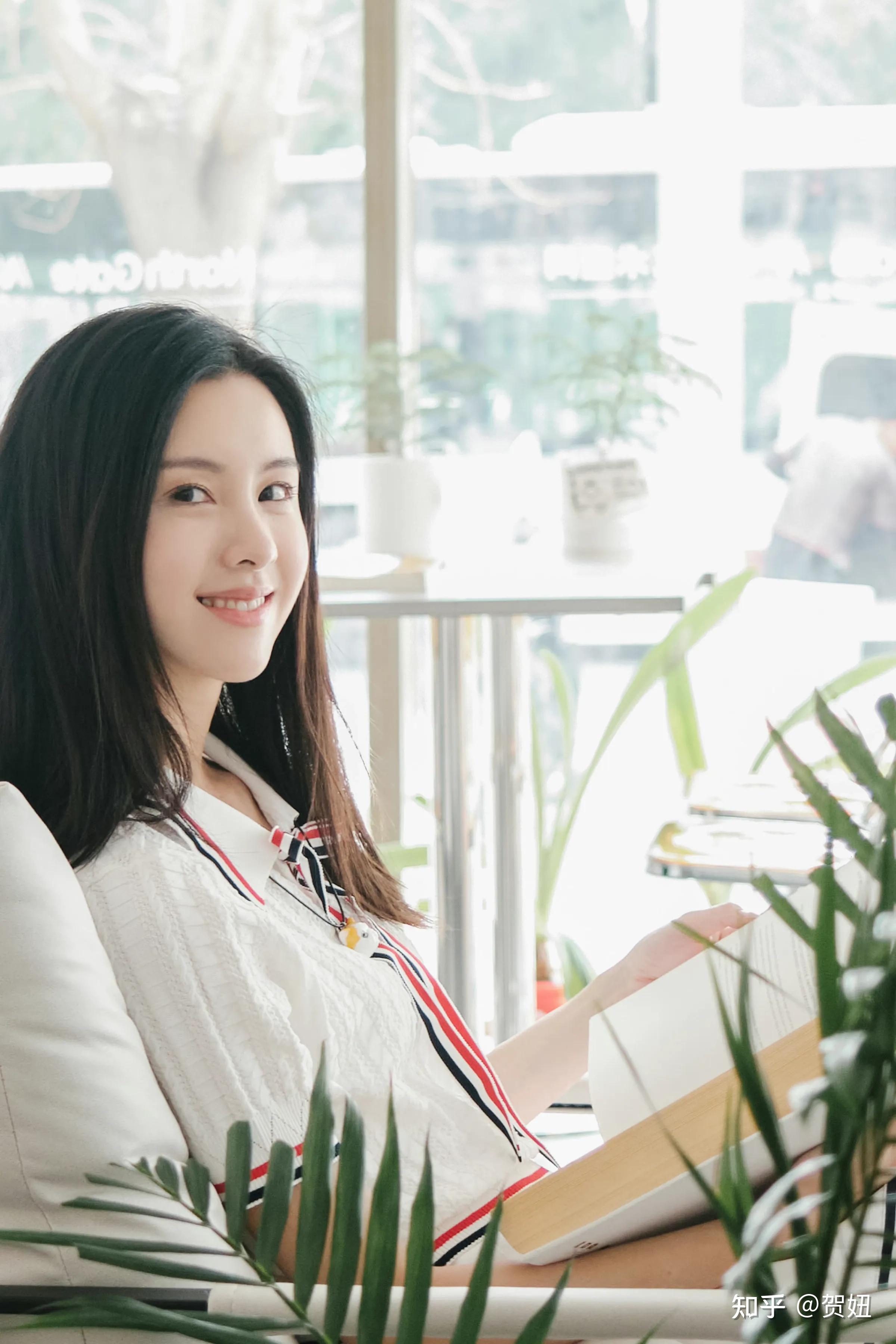 分享一波陈都灵皮肤米白色polo衫搭配同色系百褶裙红蓝条纹装饰让单调