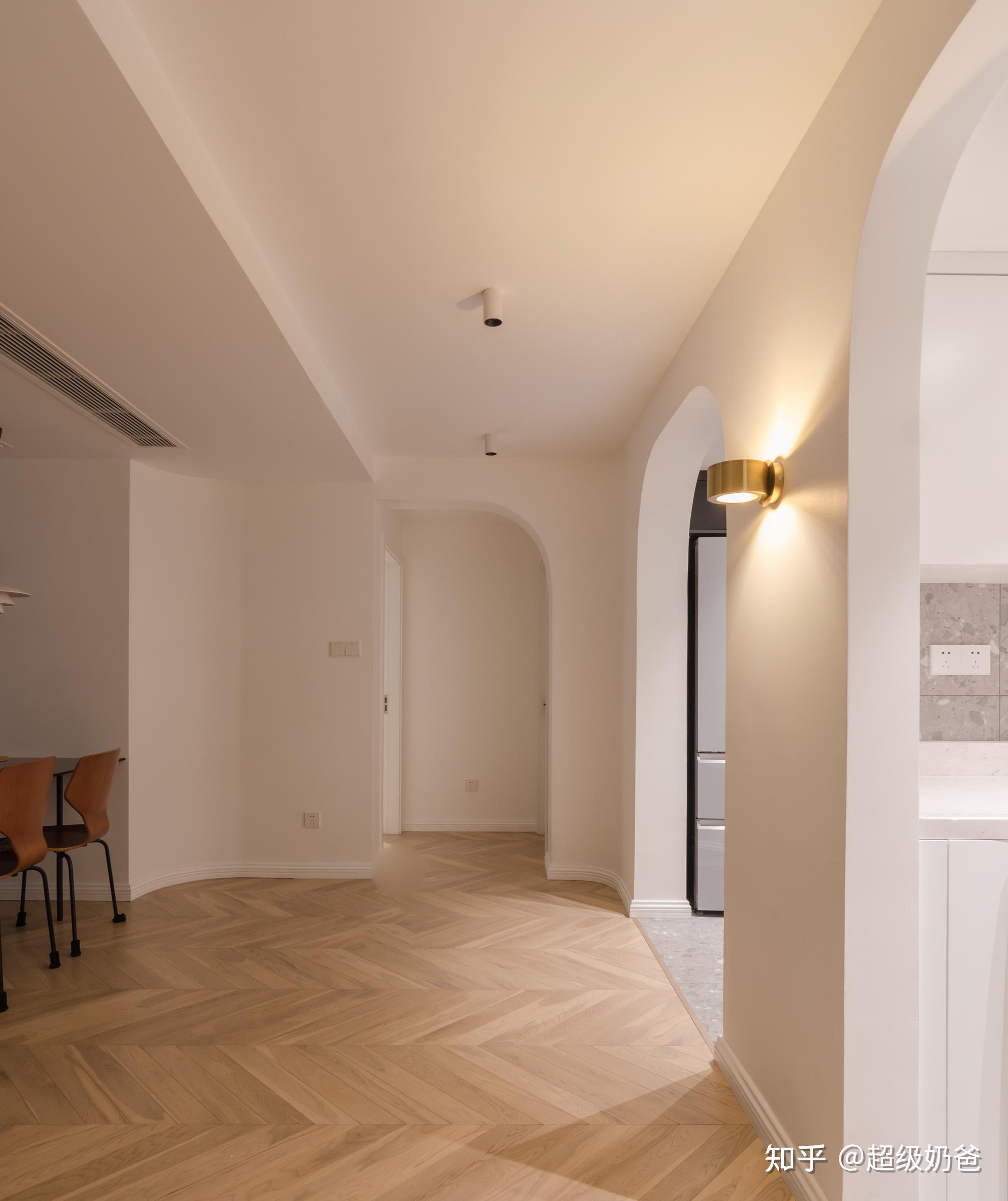 142㎡老学区房改造用白墙衬托鲜亮色彩变身华丽复古宅