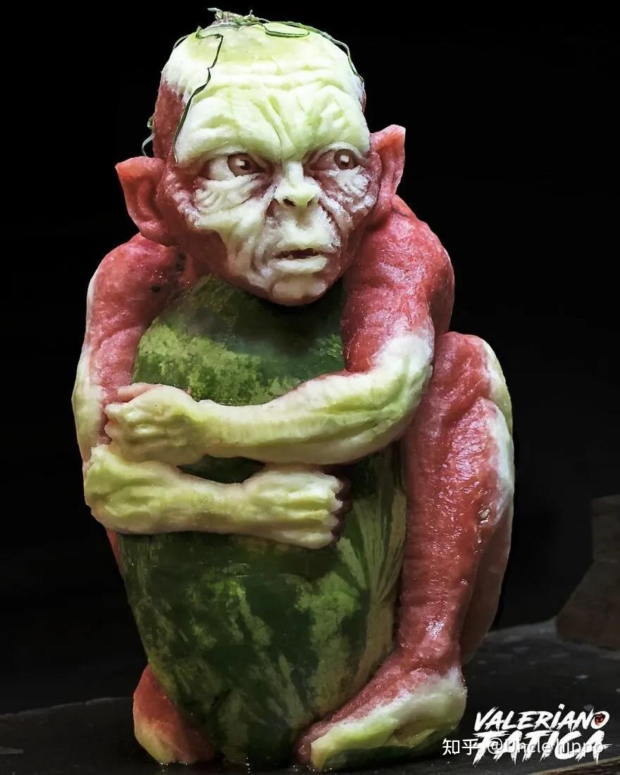 水果蔬菜咖啡豆奶酪和松露等各种食物做成的雕塑