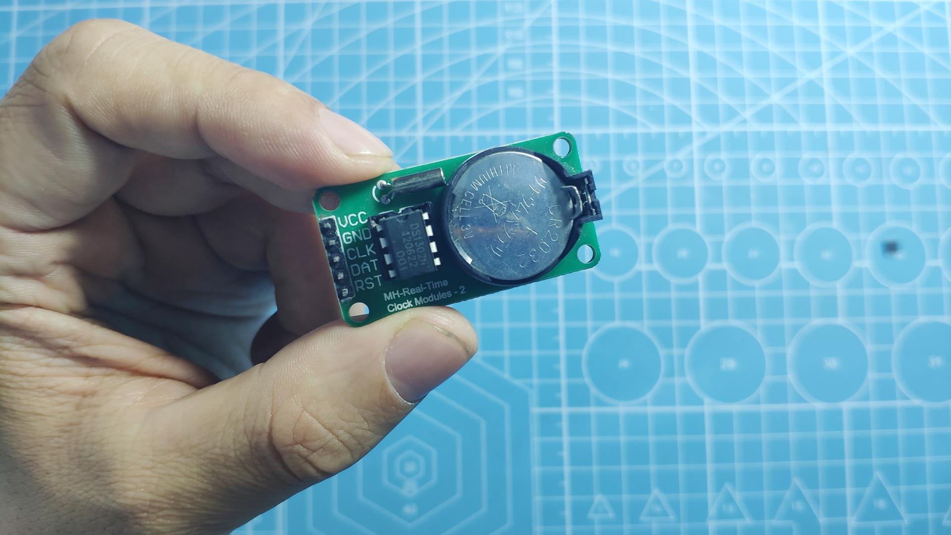 使用红外对管模块,可以实现手扫开关,循迹小车