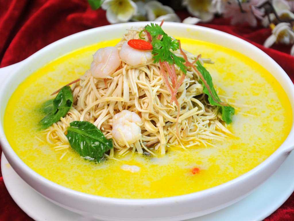 食材以豆腐干丝,鸡丝为主,再加上火腿丝,蛋皮丝,鲜虾仁,青笋丝,豌豆苗