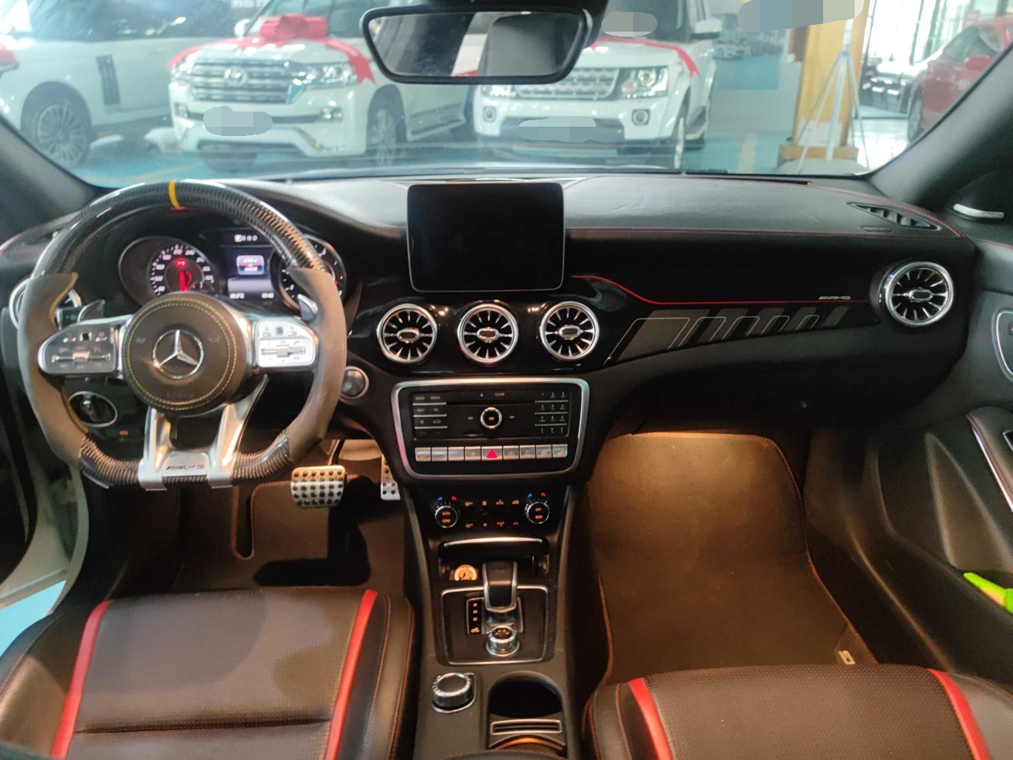 cla的内饰比起e级和s级,要多一些运动感,连奔驰著名的怀挡设计都改了