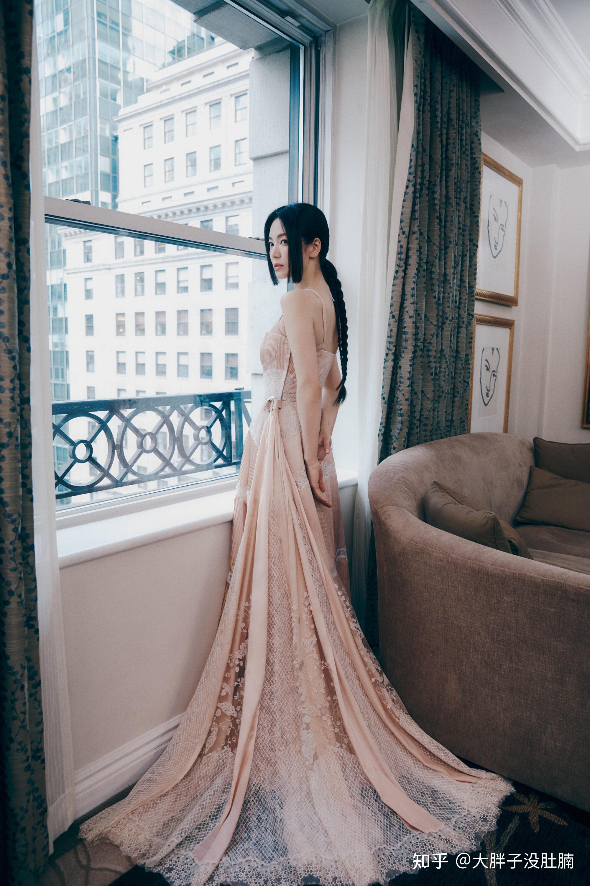 宋慧乔首度登metgala除了和jennie惊喜合照还有更多幕后美照