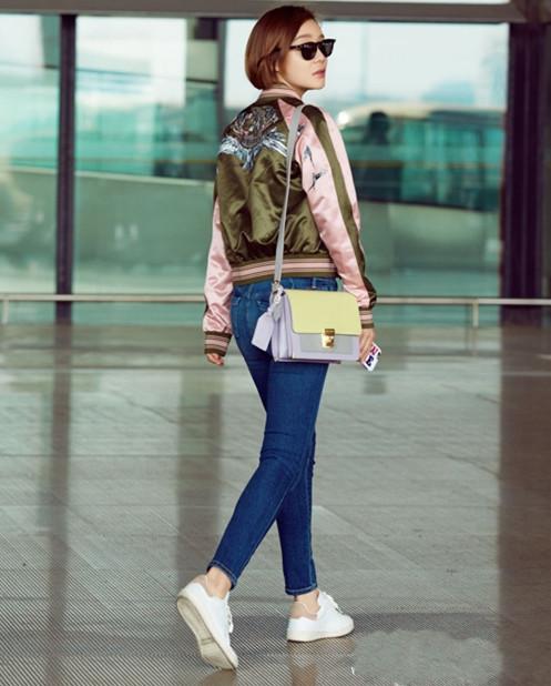 袁姗姗现身机场穿紧身喇叭秀大长腿竟意外的好看