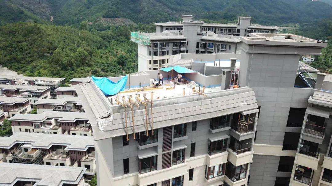 "近日,住在五桂山街道保利远洋领秀山小区的不少业主向中山日报报料称