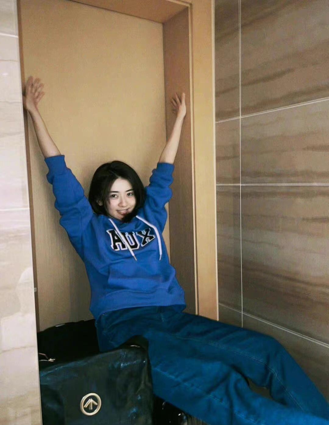 梁洁穿宽松蓝色连帽卫衣配蓝色牛仔裤,尽显春日慵懒休闲style - 知乎