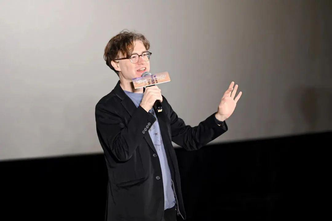 导演罗飞(图片来源:重庆来福士)作为拥有丰富纪录片创作经历的导演