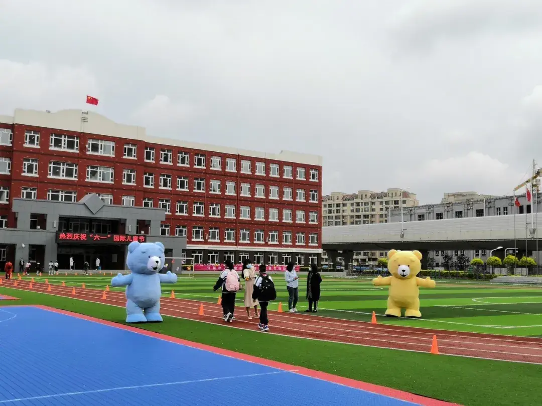 第一站——长春市第一o三中学六点二十分,集体从市教育局粗发,猜猜