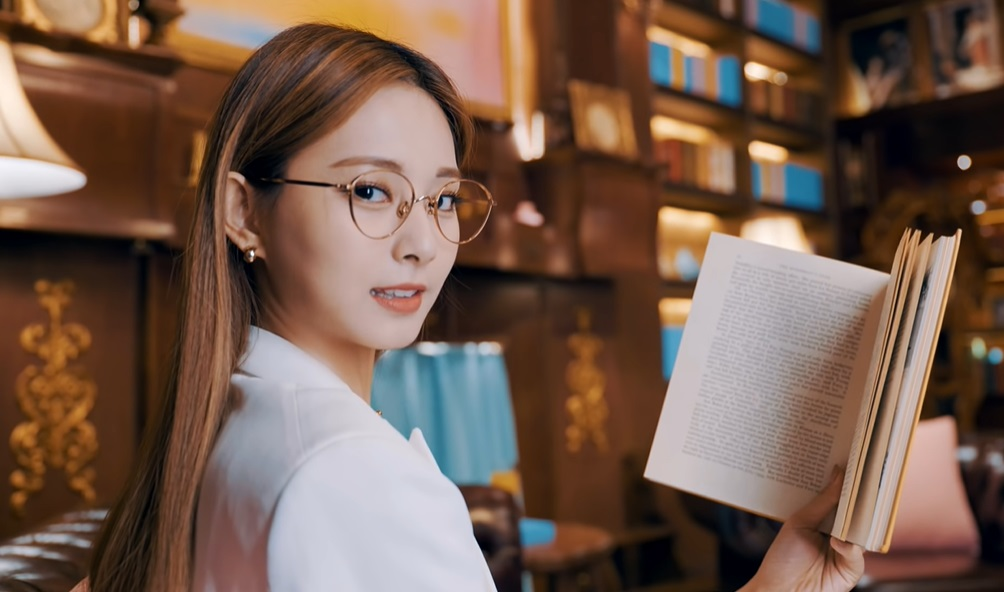 周子瑜新歌mv转大人弯腰显事业线火辣身材让粉丝都惊艳