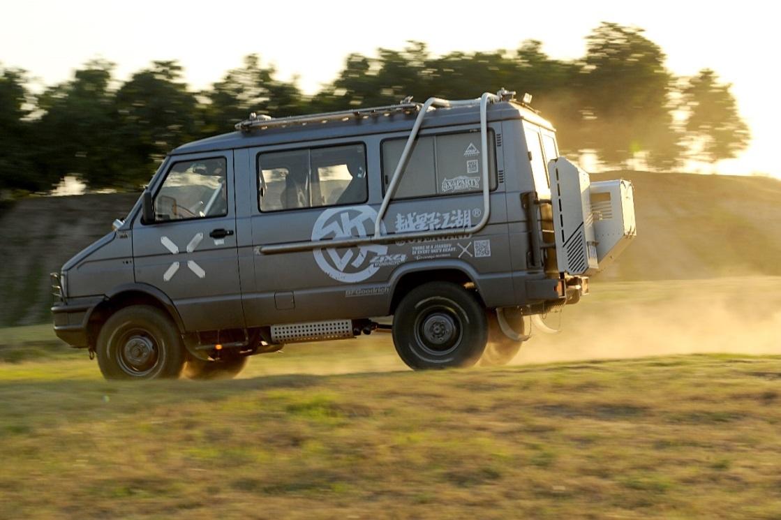 百路驰轮胎的可靠性有口皆碑,其外观与依维柯2045的高默契度,以及