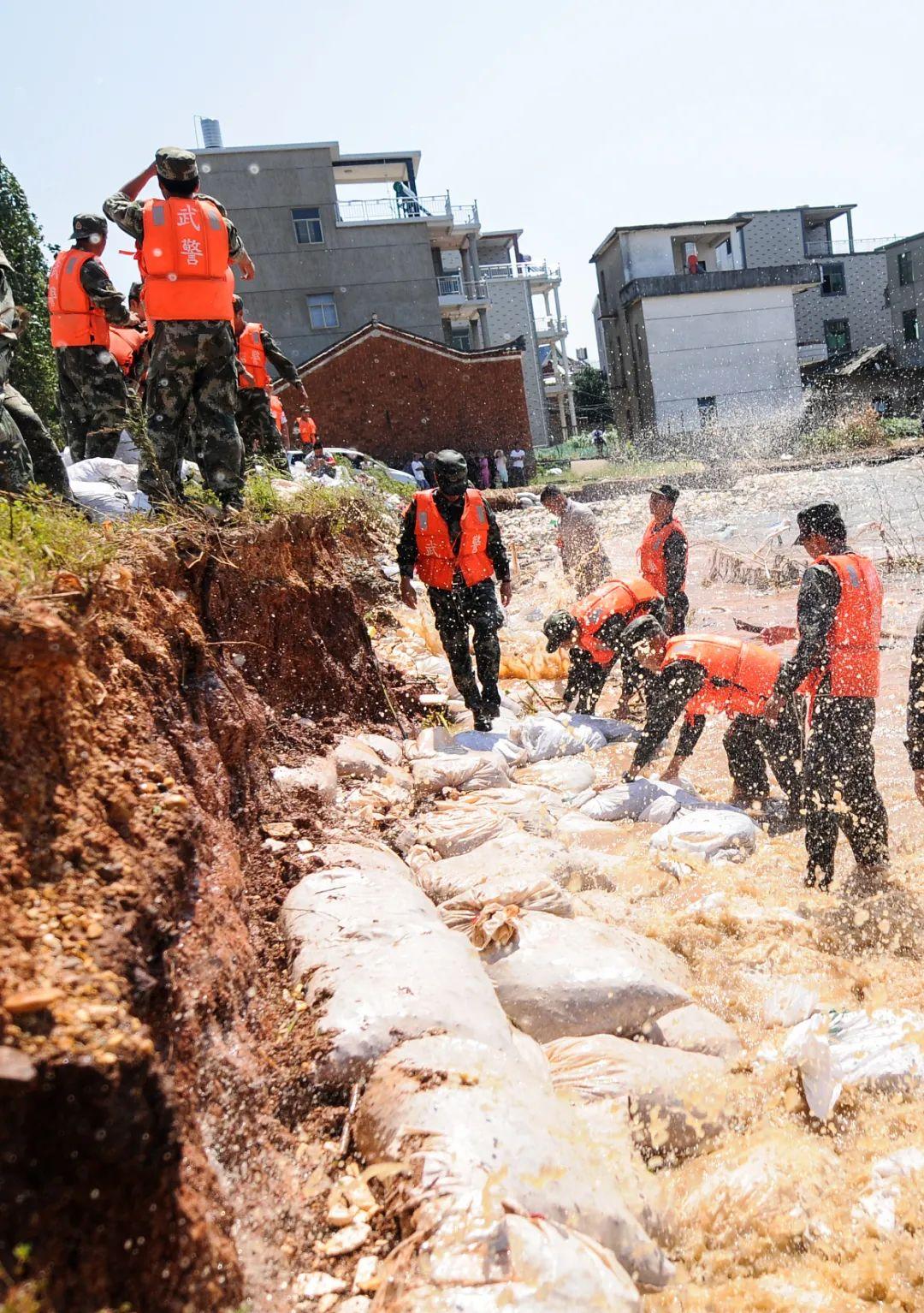 2020年的长江洪水解放军士兵为什么还要手把手地堆沙包而不是采用机械