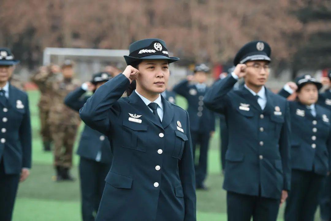 文职制服文职人员图片