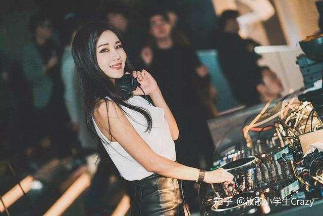 在夜场工作的小姐姐一般都做些什么? - 知乎