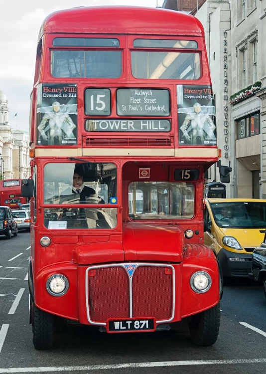 英国aec车厂和伦敦运输局合作特别为这座城市设计的巴士的设计工作于