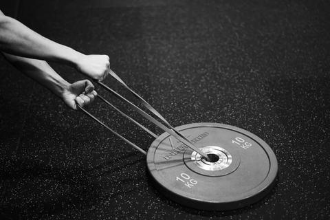 不妨做一个简单的比喻:我们的身体就像一根橡皮筋,当没有绷紧时,手一