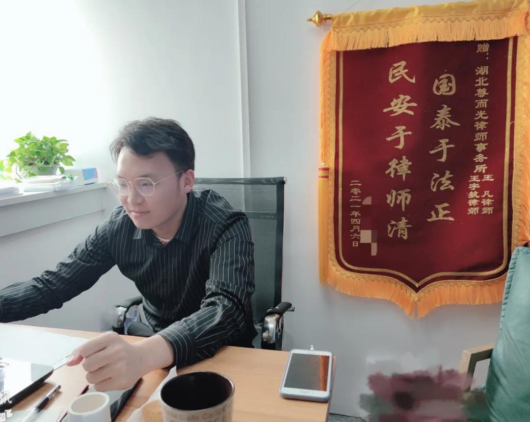 最近,湖北尊而光律师事务所,王宇航和王凡律师就处理了这样一起工伤