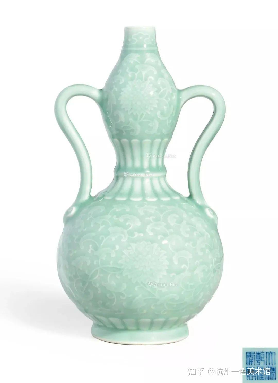 清乾隆 粉青釉浮雕缠枝莲纹绶带耳葫芦尊