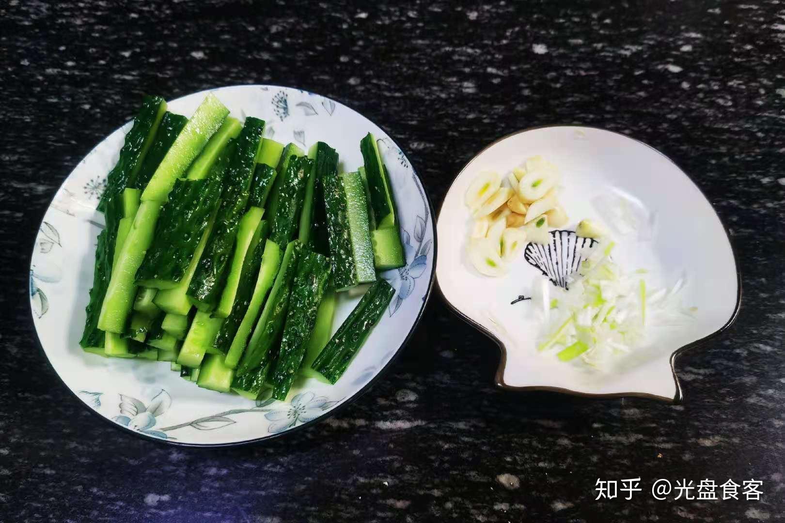 剥皮黄瓜旁边的蔬菜削皮器和刀高清摄影大图-千库网