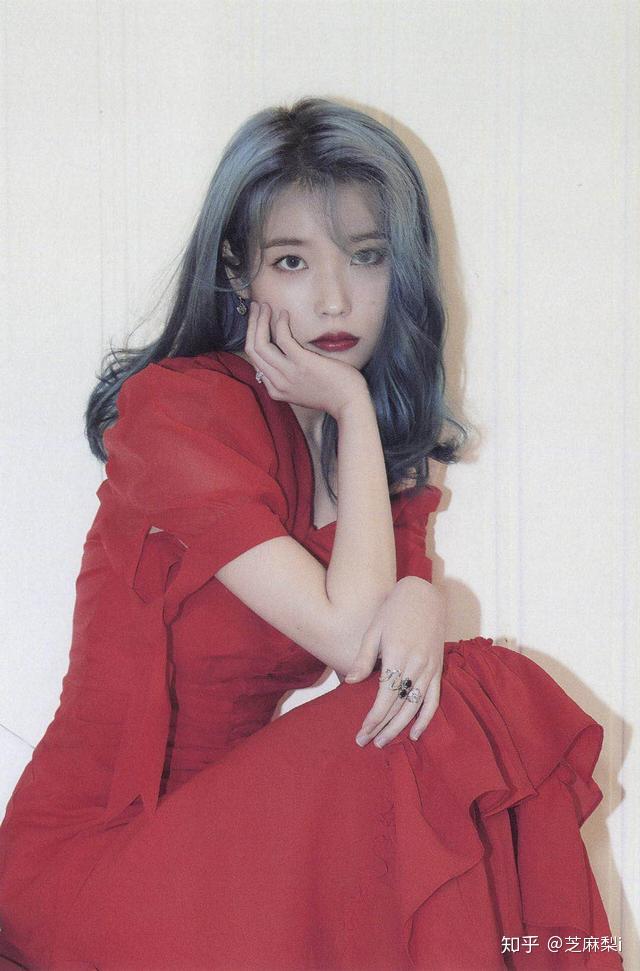 iu以往都是清新靓丽的装扮,这次她一身酒红色裙装,银灰色披肩卷发