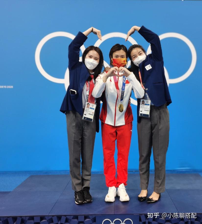 三代跳水女神同台"比心",郭晶晶气质优雅如初,这就是冠军气场