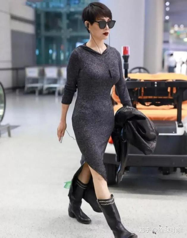 宁静彻底放飞自我红色羽绒服配拼色风头发像一窝蜂