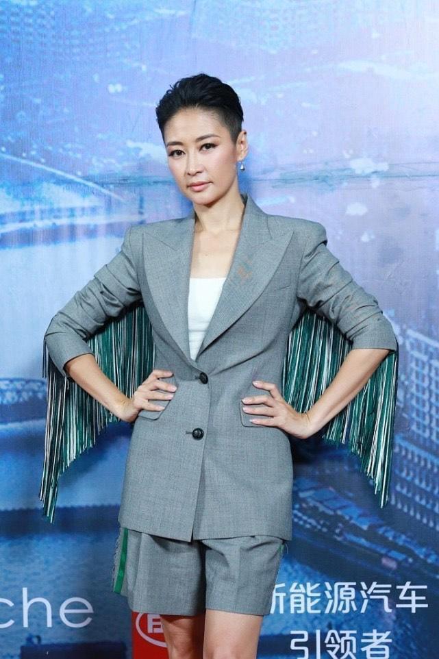 梁静也是国际脸穿流苏西装套装配大背头气场高级又大气