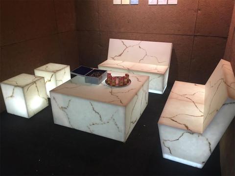 最近来厂里订购透光石吧台的客户越来越多,现在越来越多的玩娱场所都