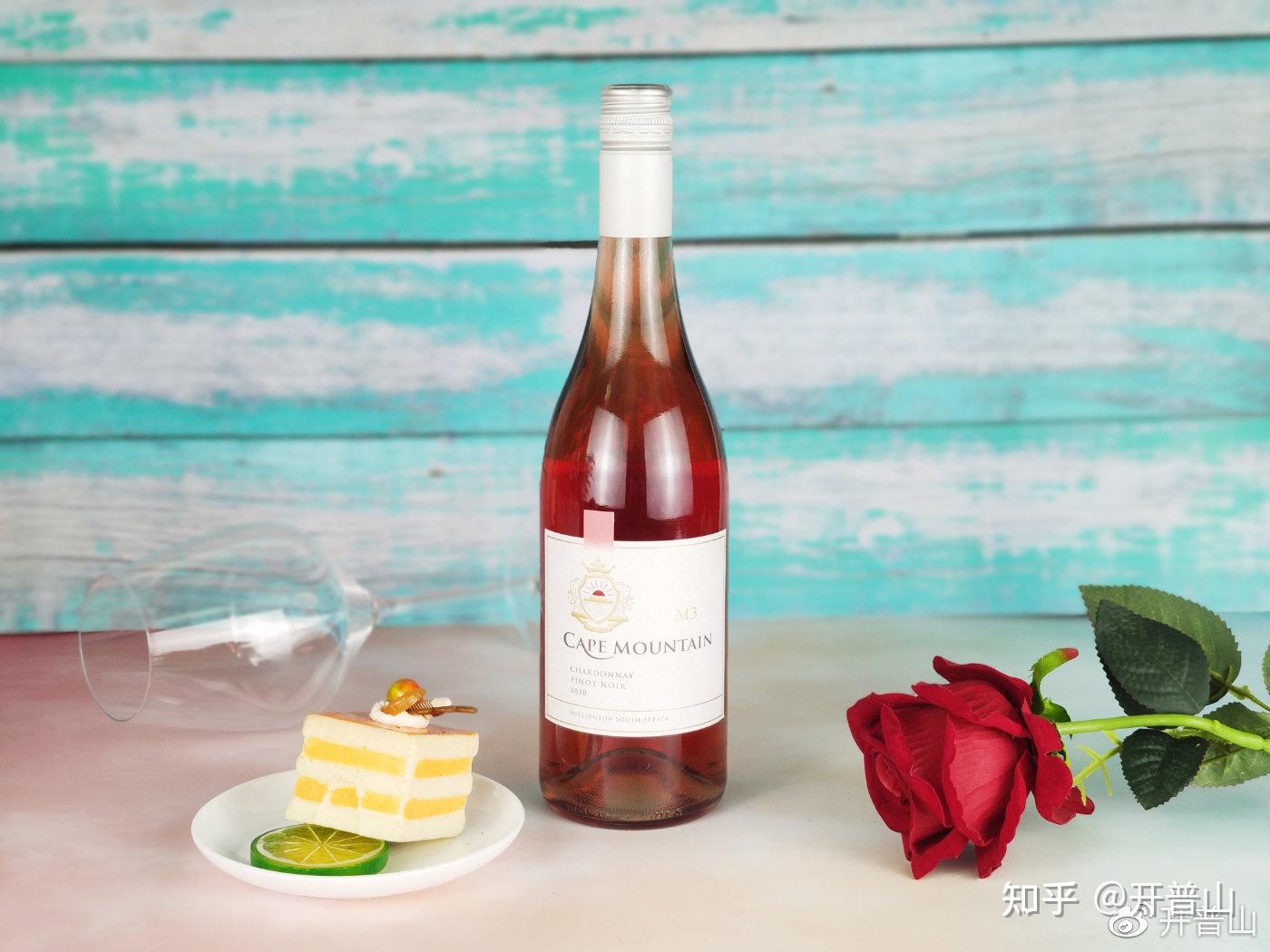 使红葡萄酒的颜色变淡,单宁物质减少,从而形成更清瘦的桃红葡萄酒