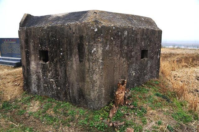 上甘岭特功八连,战旗被打了381个弹孔,顶住美军7个营攻击守住高地