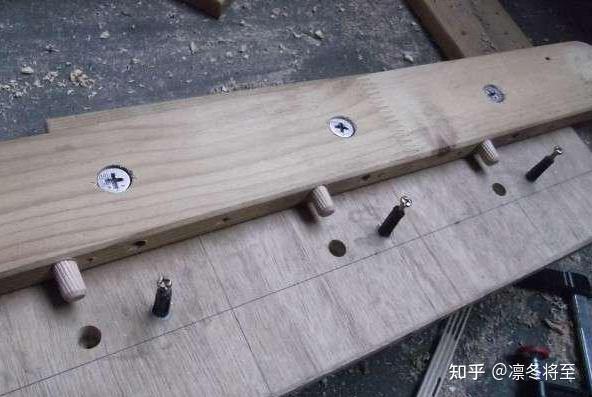 目前市场上应用最普遍的链接件主要是三合一,它是这样的.