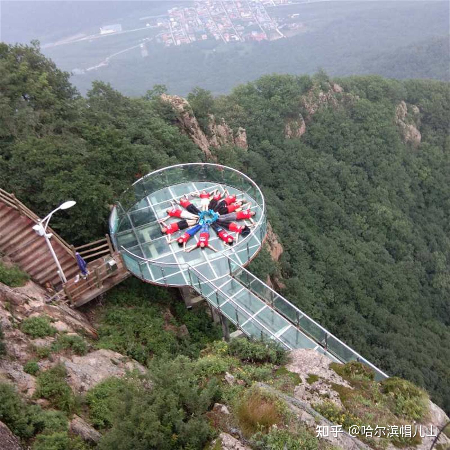 是集登山健身,高山滑道,高空玻璃棧道,飛天威亞,叢林飛躍,飛拉達崖壁