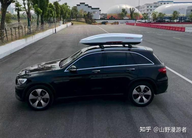 奔驰车主亲测安装大丹犬R800车顶箱,全家自驾再也不挤了!