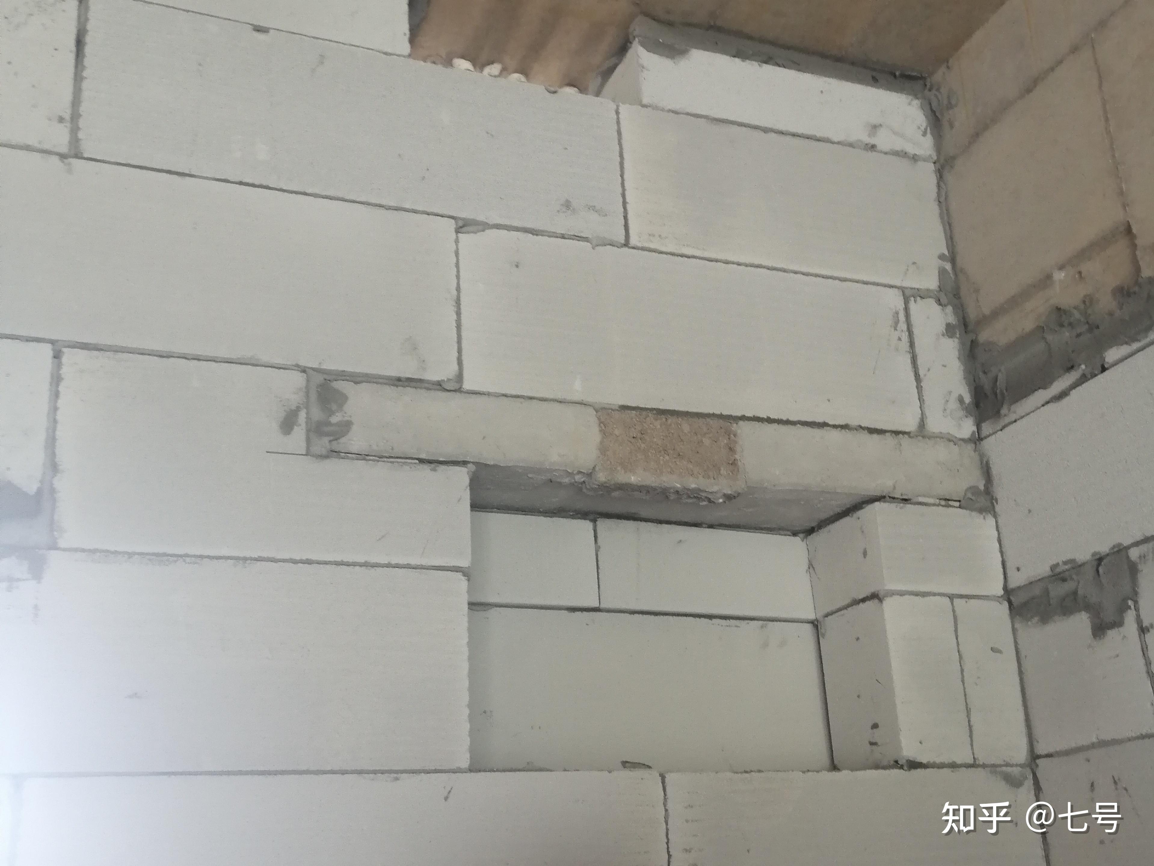 在常规做法上做一些优化就产生了配电箱过梁的进阶做法——"c型过梁"