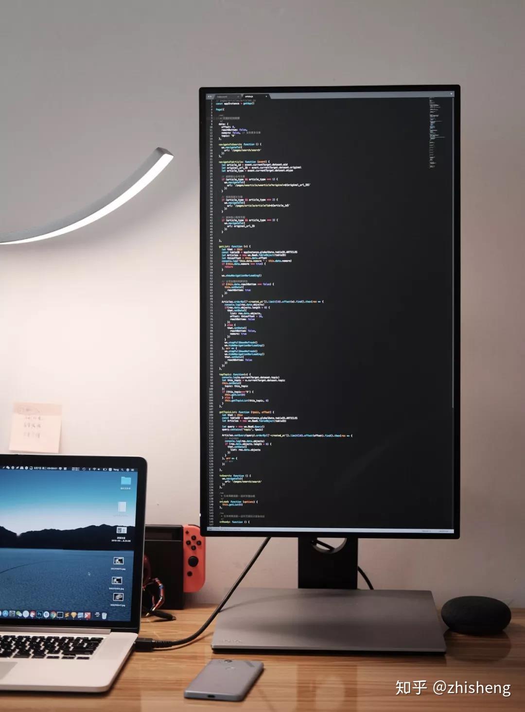 流畅,脖子能跟着显示器一起动一动,而90°旋转屏幕后再看代码的话