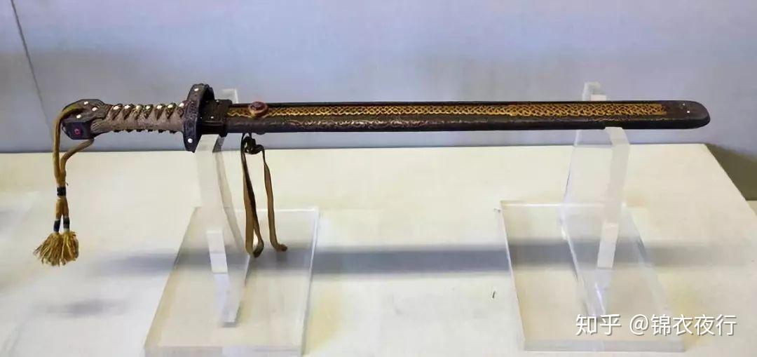 故宫博物院清代神锋直刀目前存世的吉礼随侍佩刀实物中,最符合图式