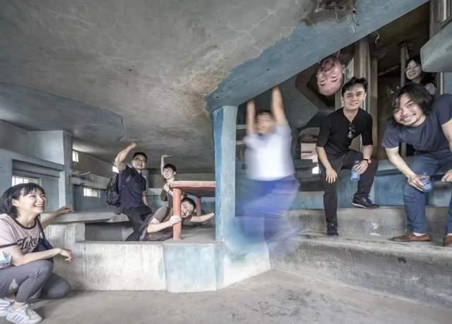 参观深圳龙岗怪楼"灵异"合影追求真实远比解决割裂重要邵:我们好像都