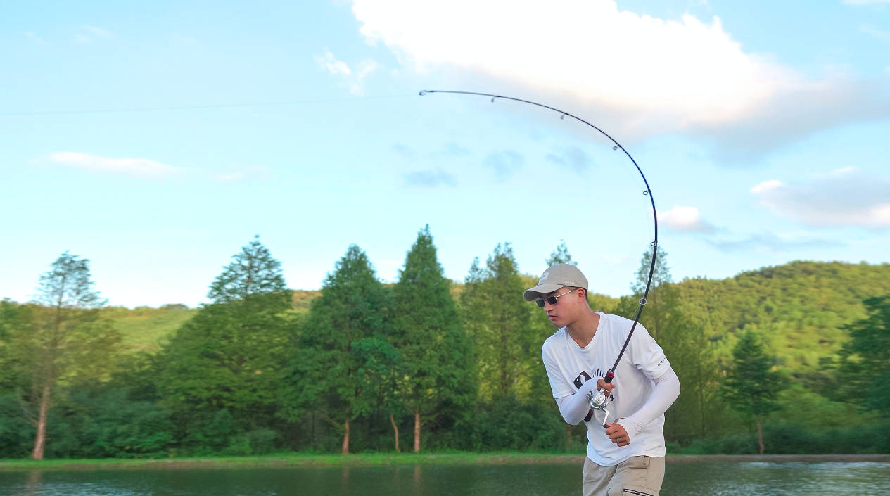 钓鱼的乐趣在哪里一个帅气抛竿鱼线切水刺激满满手持路亚竿享受十足渔