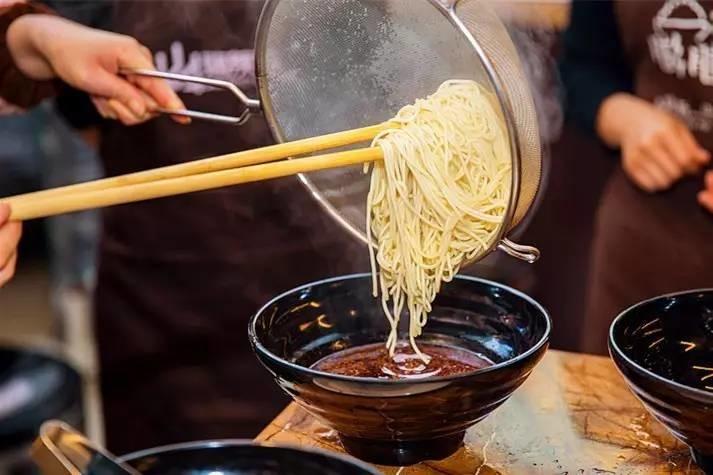 重庆人吃小面很豪爽,不会一根根挑着吃,呼噜呼噜狼吞虎咽才是正确的吃