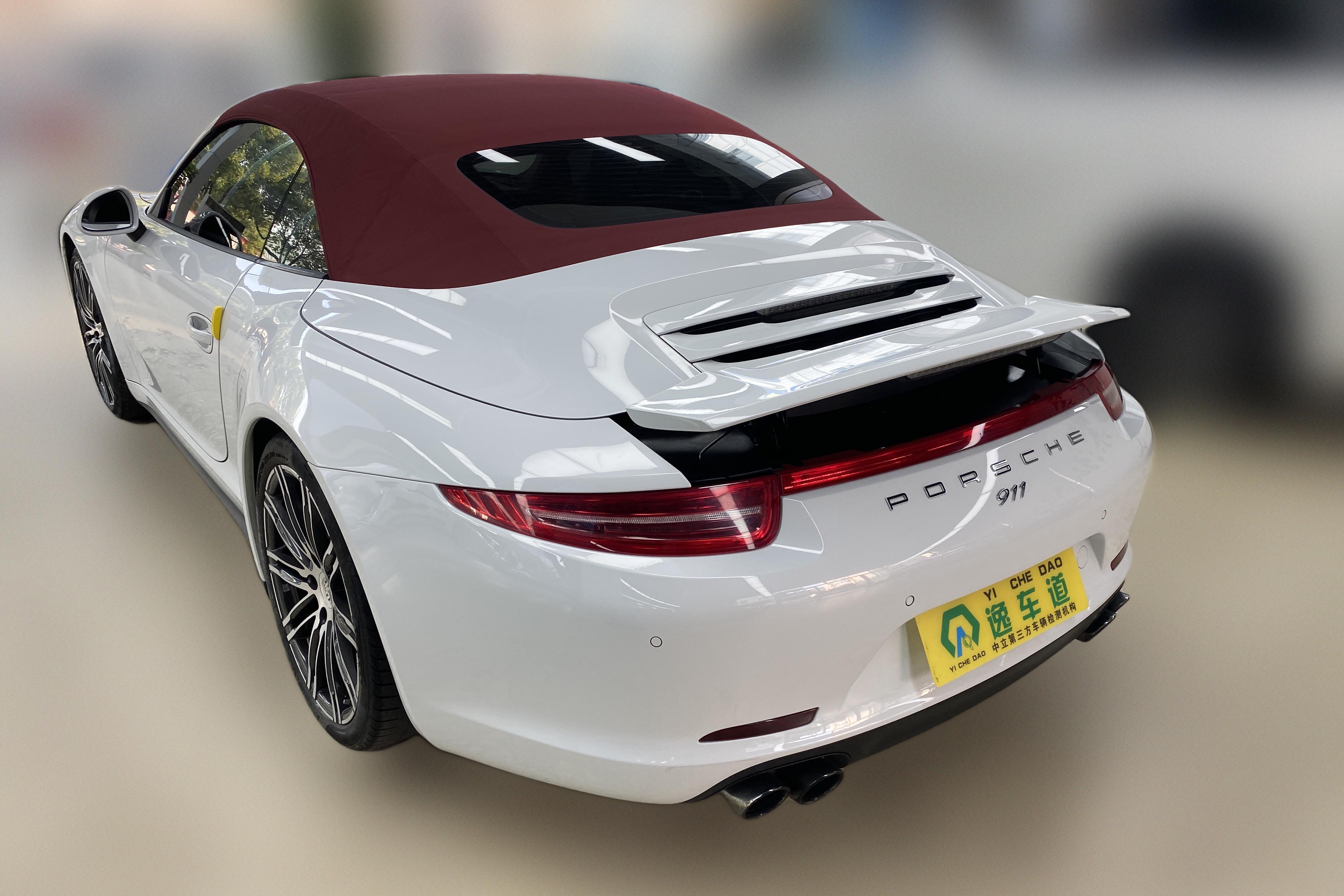 哪有那么多精品车况三年的保时捷911保持这个状态算不错了吧