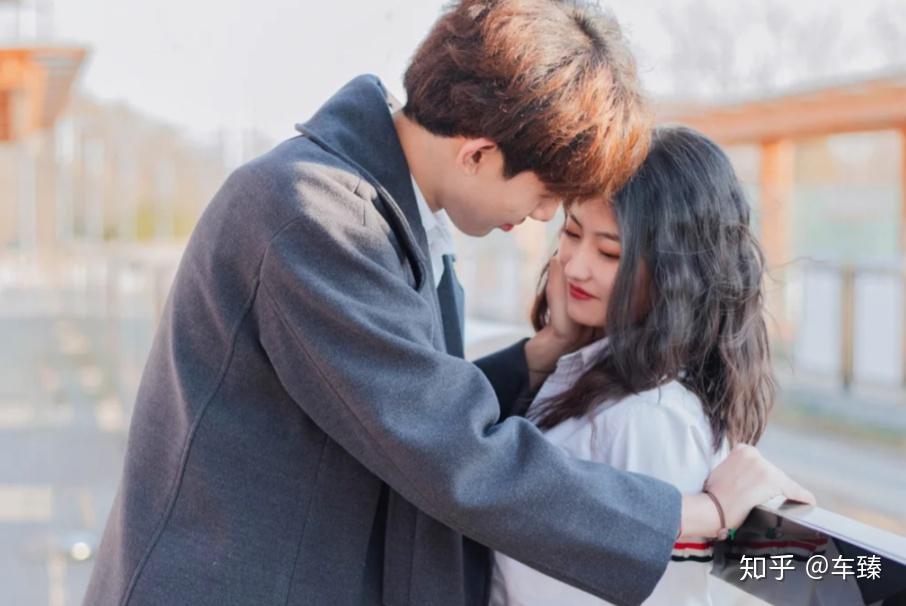 亲密关系中两个人在一起时间久了没有话说怎么办