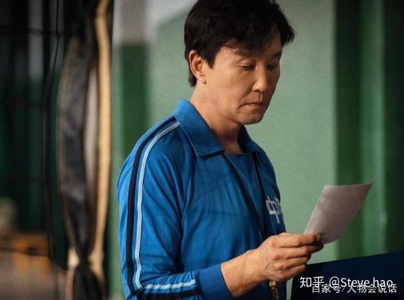 剧中袁伟民扮演者:吴刚04年悉尼奥运会,女排重回世界第一王卫时的照片