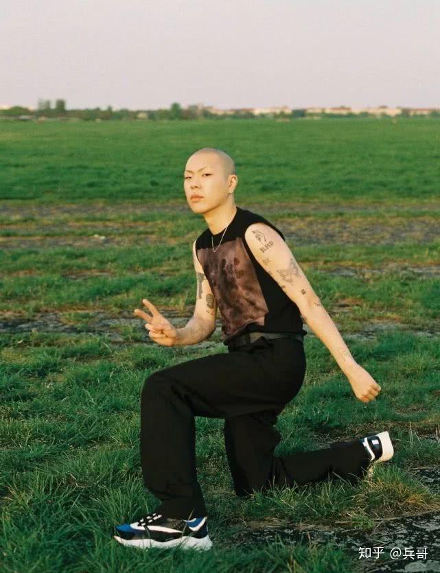 人称卤蛋的吴赫把中国地图和羊肉串纹在了身上